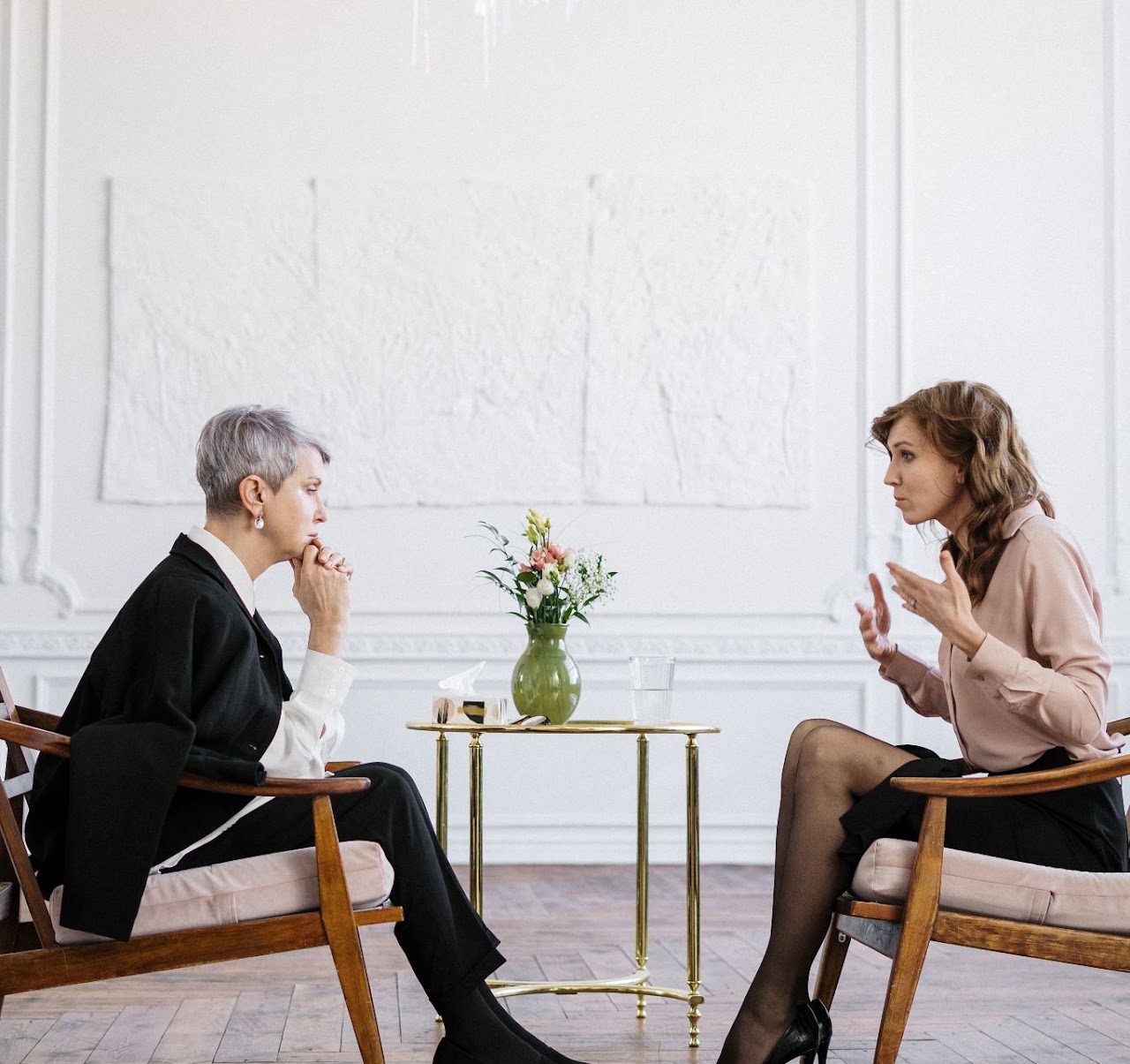 Entretien de coaching entre deux personnes assises face à face