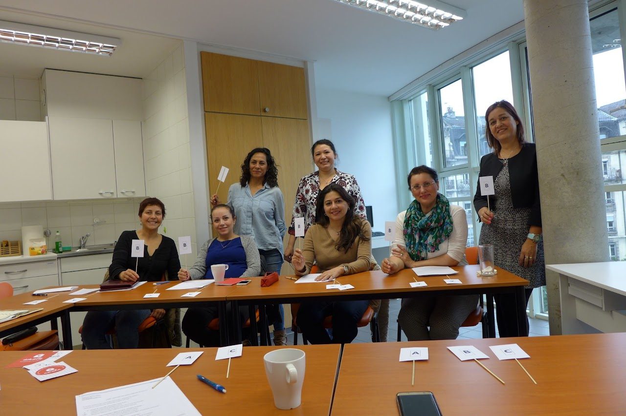 Participants réunis autour d'une grande table lors d'un atelier de formation