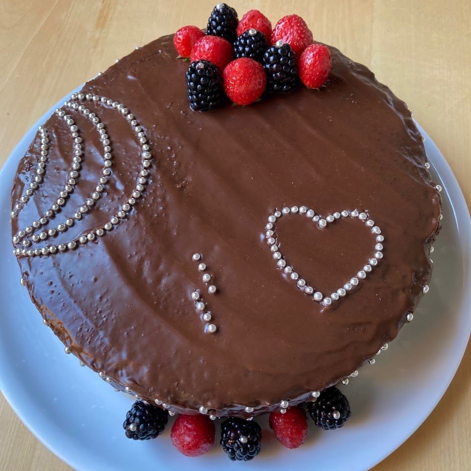 Gâteau au chocolat décoré de fruits rouges, réalisé par l'association