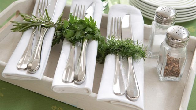 Couverts et assiettes préparés lors d'un atelier d'arts de la table