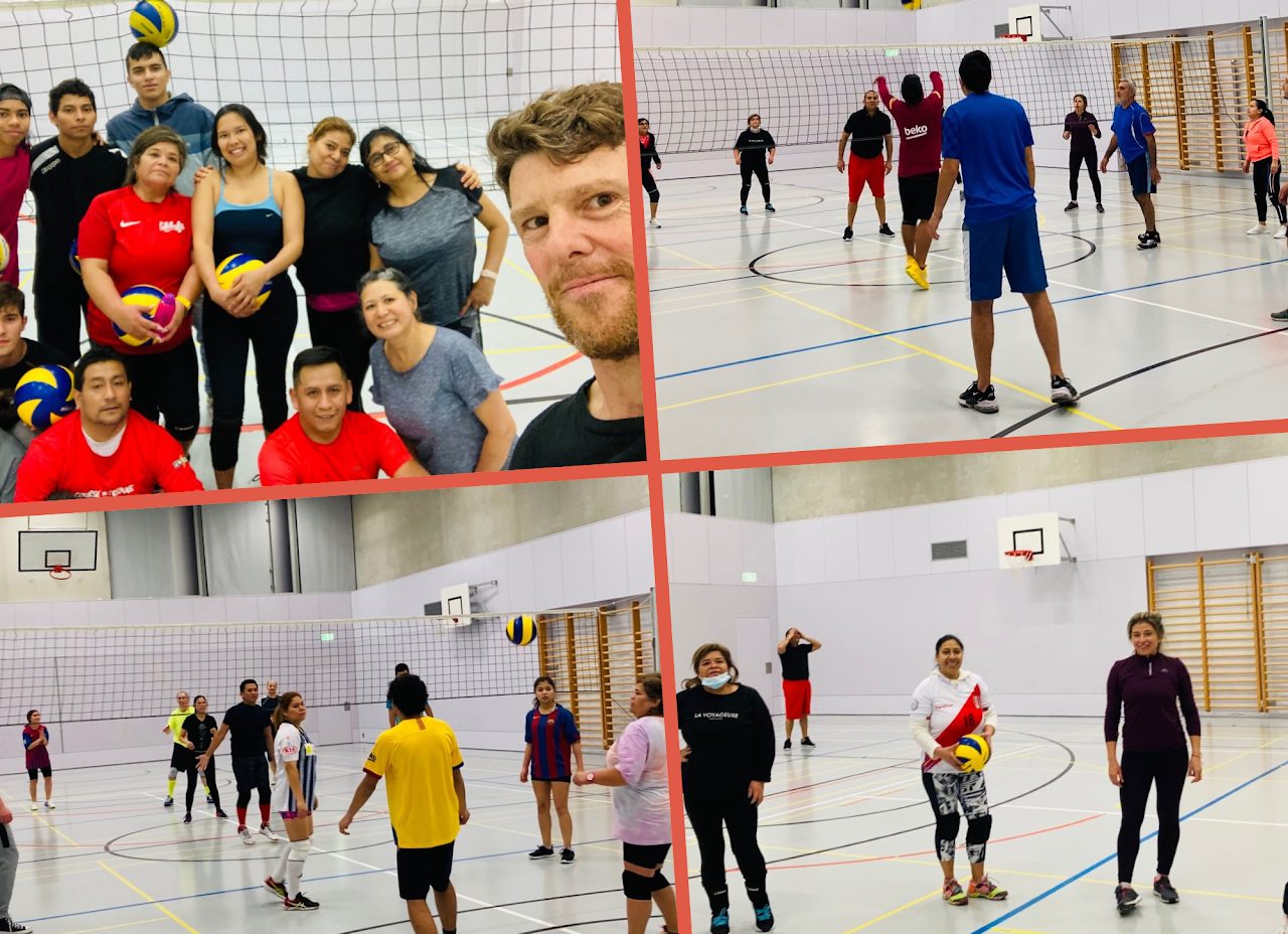 Groupe jouant au volley-ball dans une salle de sport