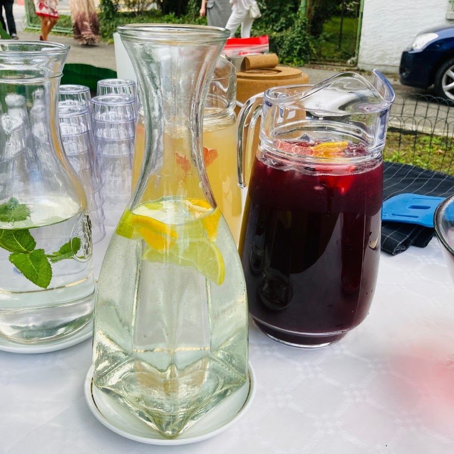 Carafes de boissons maison servies lors d'un événement