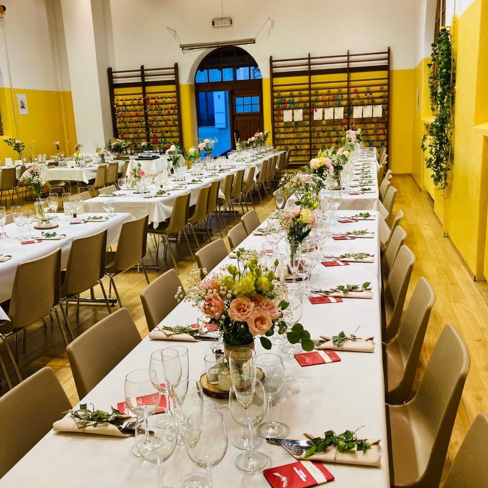 Salle de banquet préparée par le service traiteur de l'association